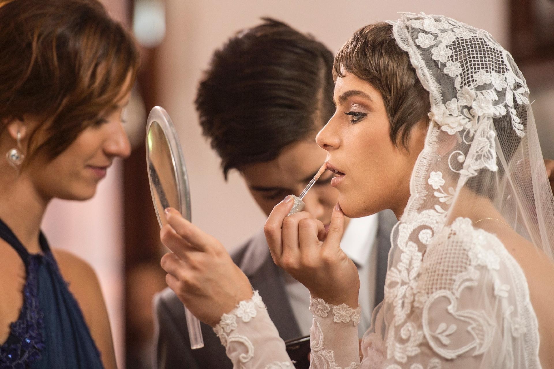 A atriz Isabella Santoni retoca a maquiagem durante a gravação do casamento de Letícia e Tiago (Humberto Carrão) em "A Lei do Amor". As cenas do casamento vão ao ar nos capítulos dos dias 16 e 17 de fevereiro - Mauricio Fidalgo/Divulgação/TV Globo