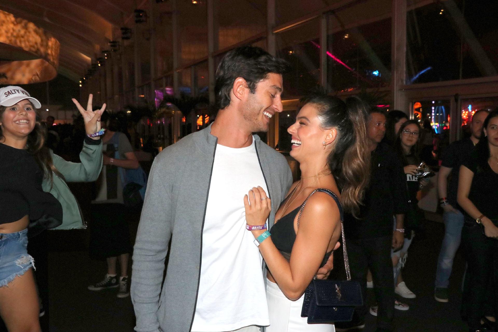 Ísis Valverde estava no maior clima com o namorado André Resende - AgNews