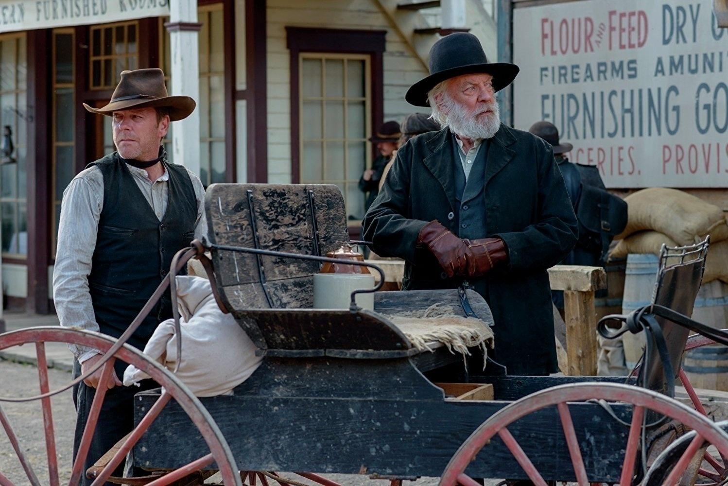 Donald Sutherland e Kiefer Sutherland em "Vampiros do Deserto" (2015) - Divulgação