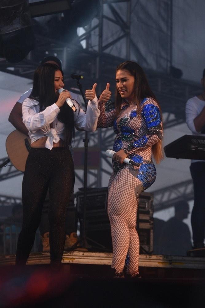 30.12.2017 - A dupla Simone e Simaria cantou seus sucessos "Regime Fechado" e "Loka" no palco do Villa Mix em Santa Catarina - Leo Franco / AgNews