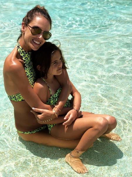 Alessandra Ambrósio curte a praia com a filha, Anja, de 9 anos - Reprodução/Instagram