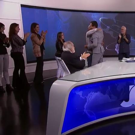 Willian Corrêa é abraçado e aplaudido pela equipe em sua despedida do "Jornal da Cultura" - Reprodução/TV Cultura - Reprodução/TV Cultura