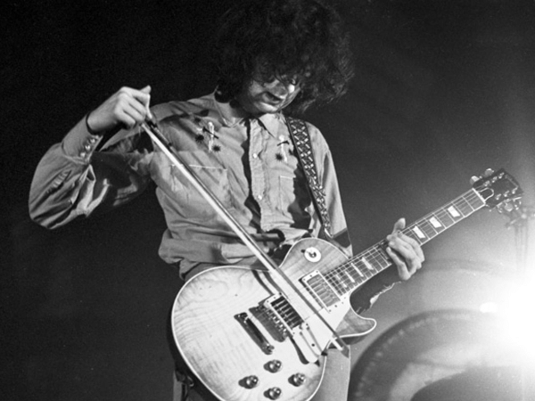O guitarrista Jimmy Page e sua icônica Gibson Les Paul