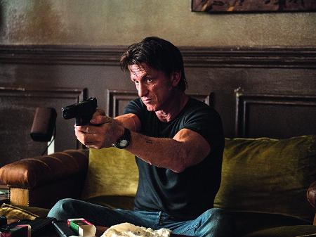 O ator e diretor Sean Penn em cena do filme "O Franco-Atirador" - Reprodução