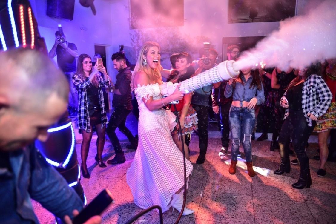 Lívia Andrade se diverte em sua festa de aniversário - Leo Franco / AgNews