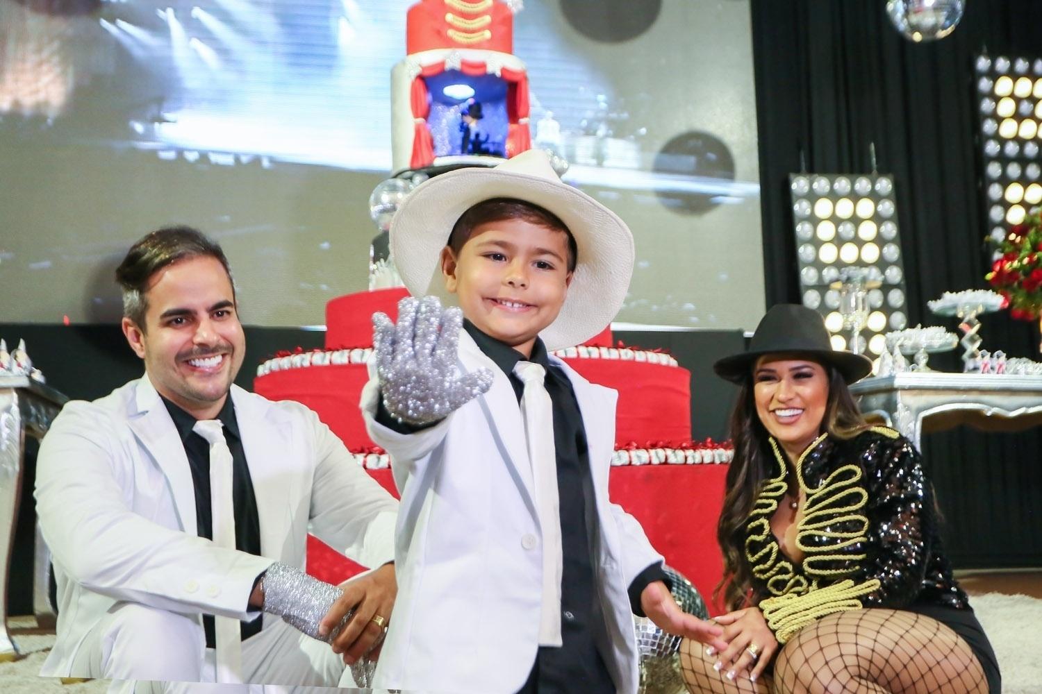 Henry usa luvinha para comemorar seu aniversário com o tema Michael Jackson em um buffet de Fortaleza - Guirlanda Lima/Brazil News