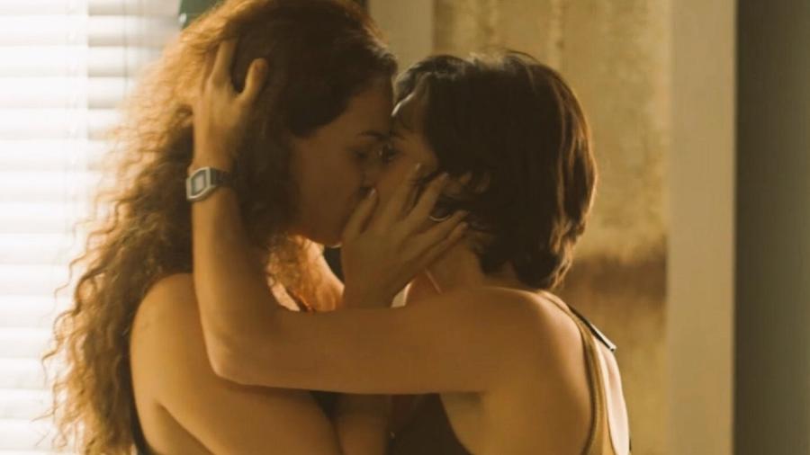 Maura beija Selma em "Segundo Sol" - Reprodução/TV Globo