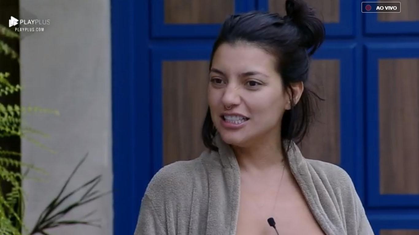 Gabi Prado conversa com peões em "A Fazenda 10" - Reprodução/PlayPlus