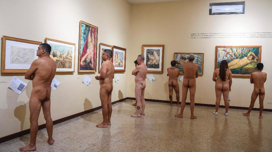 Grupo contempla obras de Pedro Nel Gomez, conhecido por retratar o nu - Joaquin Sarmiento/AFP