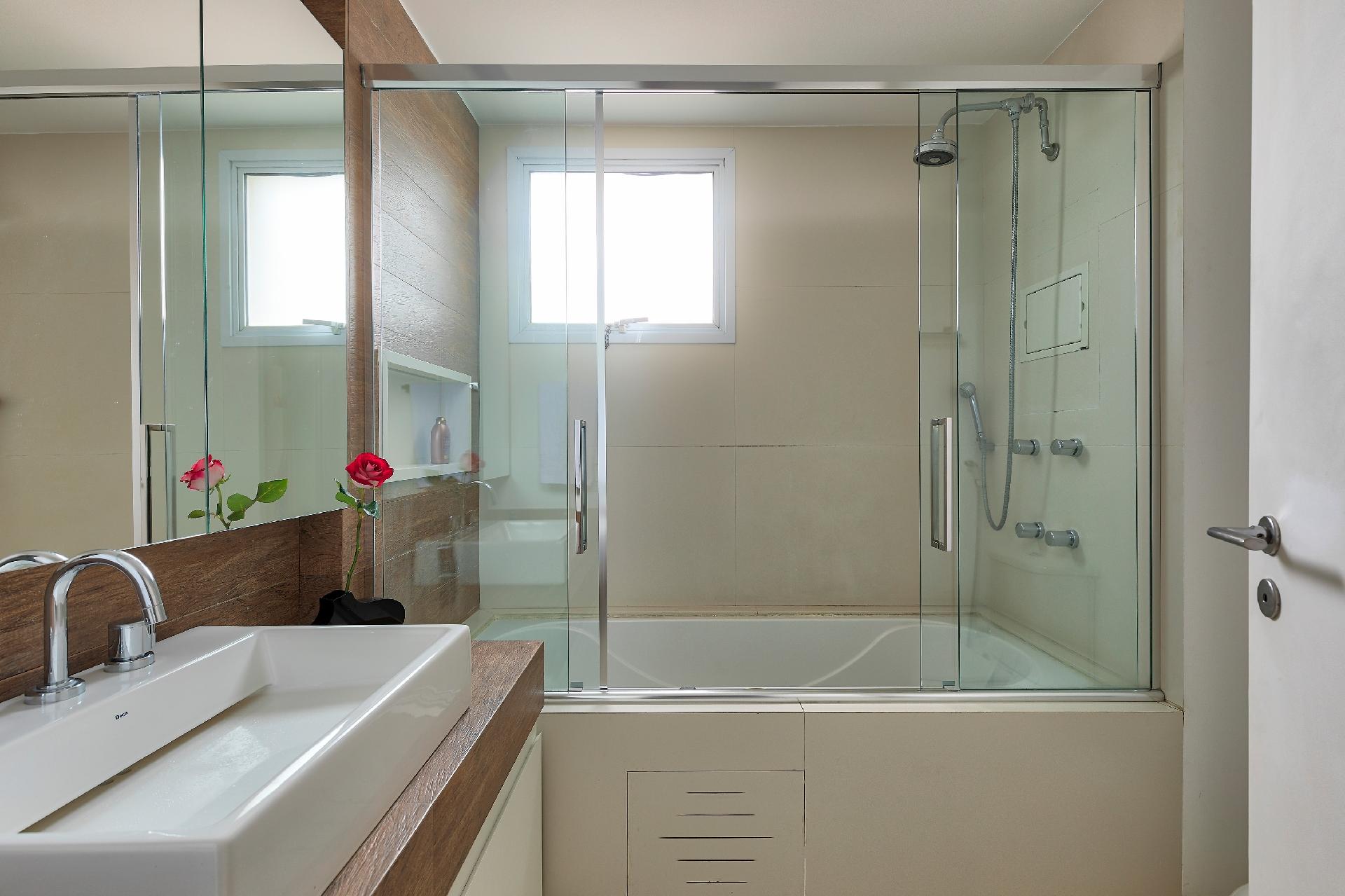 Em locais enxutos, um bom planejamento é indispensável, fazendo com que tudo seja equacionado na área disponível. A arquiteta Nicole Finkel sugere abrir mão de ter dois chuveiros e duas cubas para evitar aperto. Eleger uma paleta clara auxilia na hora de garantir amplitude. Para essa finalidade, o espelho também é um importante aliado, como aconteceu com este projeto de 6 m² equipado com banheira - Rafael Renzo / Divulgação