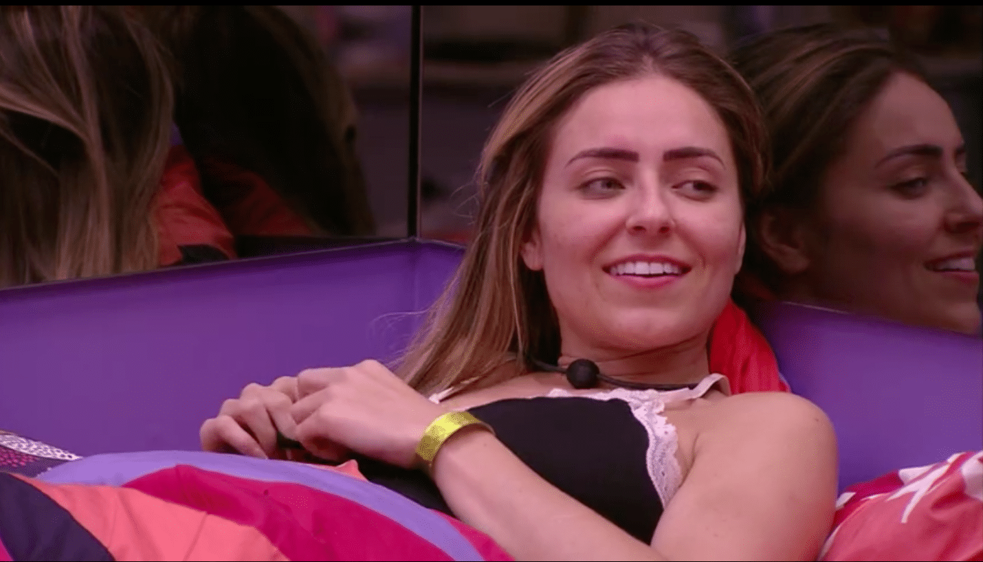 Paula alfineta Maycon antes de dormir - Reprodução/GloboPlay