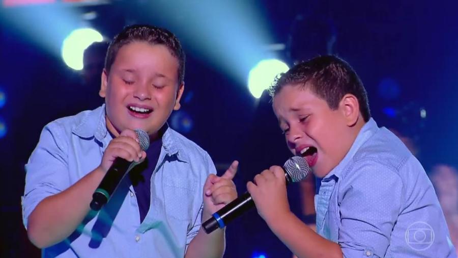 Os gêmeos Lucas e Vinícius no programa "The Voice Kids" - Reprodução
