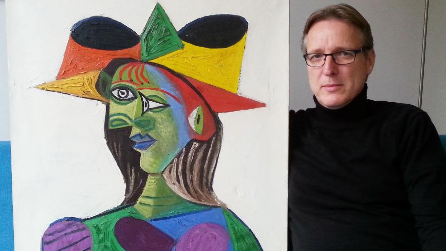 Arthur Brand posa com o Picasso encontrado  - AFP