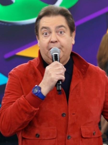 Faustão aparece com casaco vermelho - Reprodução/TV Globo