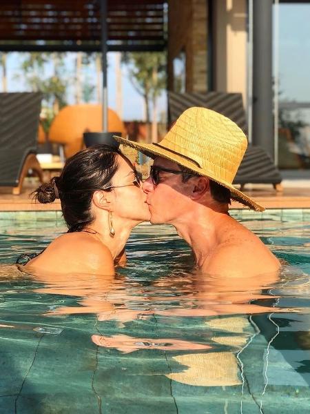 Faro e esposa em clique na piscina durante dia de sol - Reprodução/Instagram