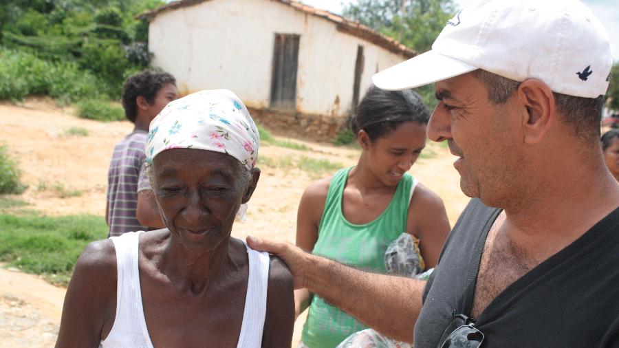 Deusivaldo Rosa dos Santos percorre cerca de 4.600 km entregando doações - Divulgação/Amigos do Jequiti