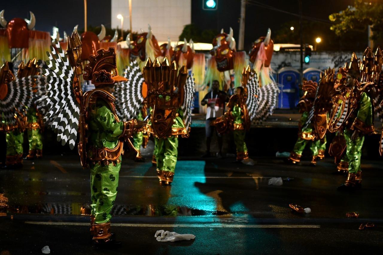 São Clemente se prepara para abrir a segunda noite de desfiles na Sapucaí - Lucas Landau/UOL