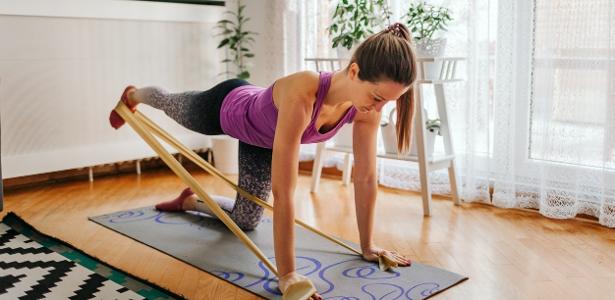 5 exercícios com elástico para fortalecer os glúteos em casa