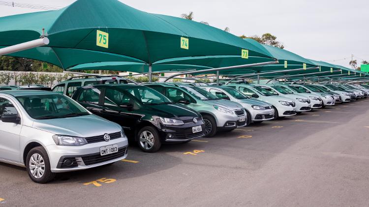 Carros estacionados em pátio de locadoras; maioria dos veículos de aluguel está registrada em MG