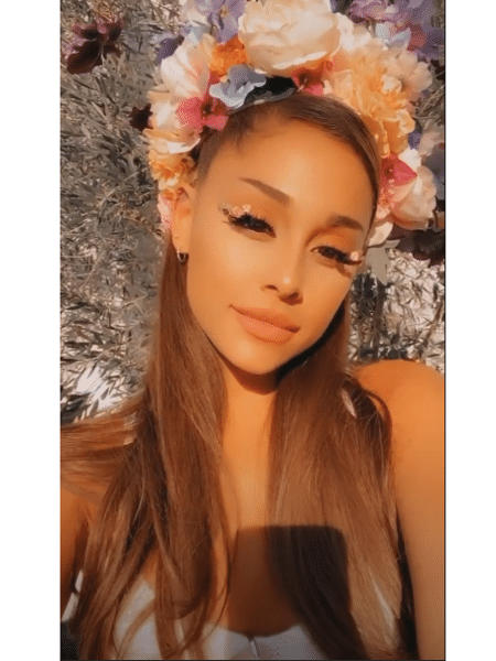 Ariana Grande com flores na cabeça em festa de aniversário - Reprodução/Instagram