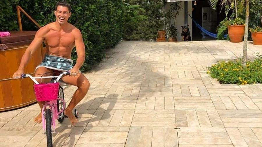 Cauã Reymond anda de bicicleta com toalha - Reprodução/Instagram