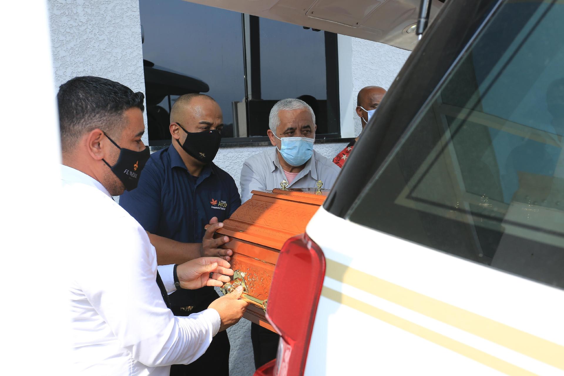 Corpo de Vanusa deixa local do velório e segue para o cemitério Congonhas - Amauri Nehn/Brazil News