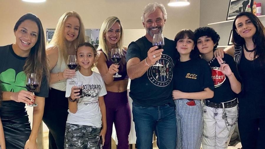 Mateus Carrieri com a família após participação em "A Fazenda" - Reprodução/Instagram