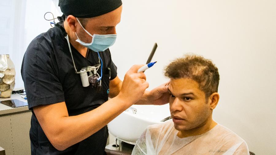 Tierry faz implante no cabelo em São Paulo - Divulgação