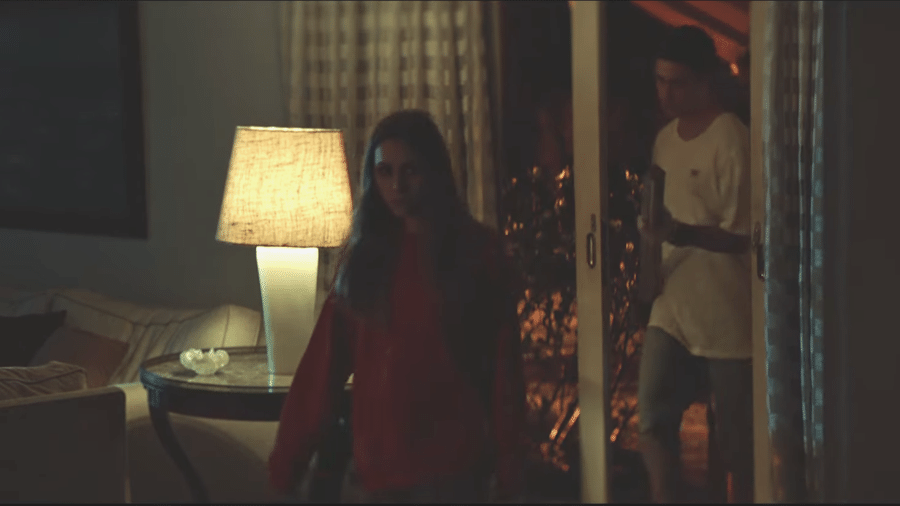 Cena de "A Menina Que Matou os Pais" mostra Suzane Von Richthofen e Daniel Cravinhos entrando na casa da família - Reprodução/YouTube