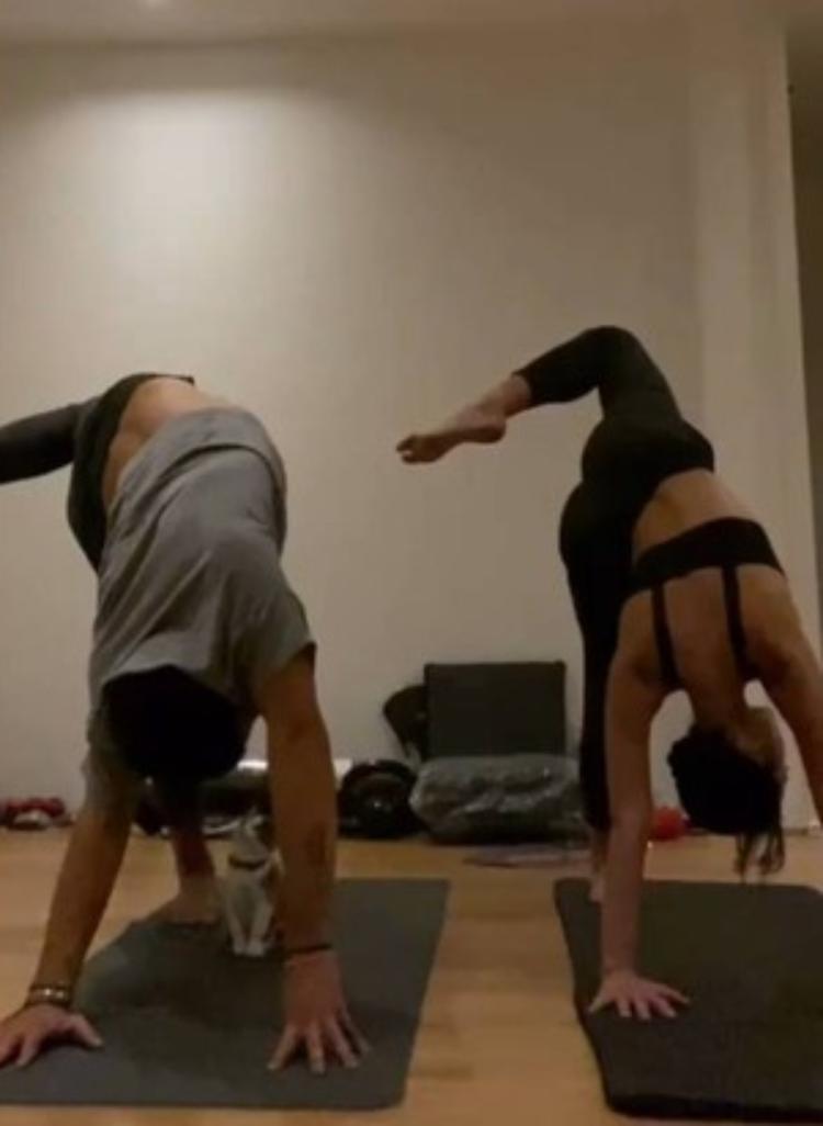 Enzo Celulari e Bruna Marquezine praticam ioga - Reprodução/Instagram - Reprodução/Instagram