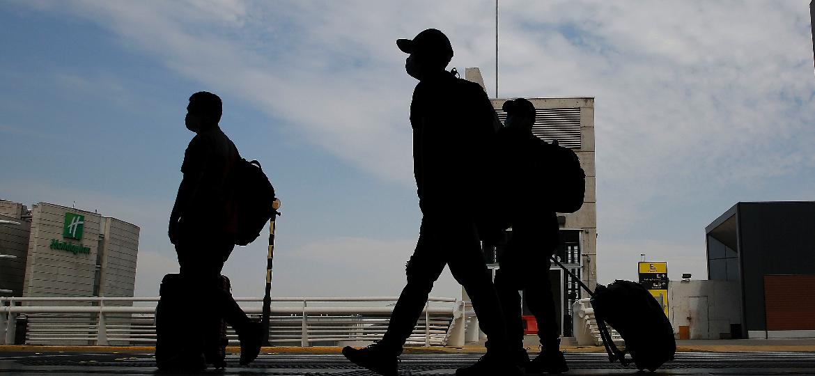 Passageiros no aeroporto de Santiago, no Chile - Getty Images