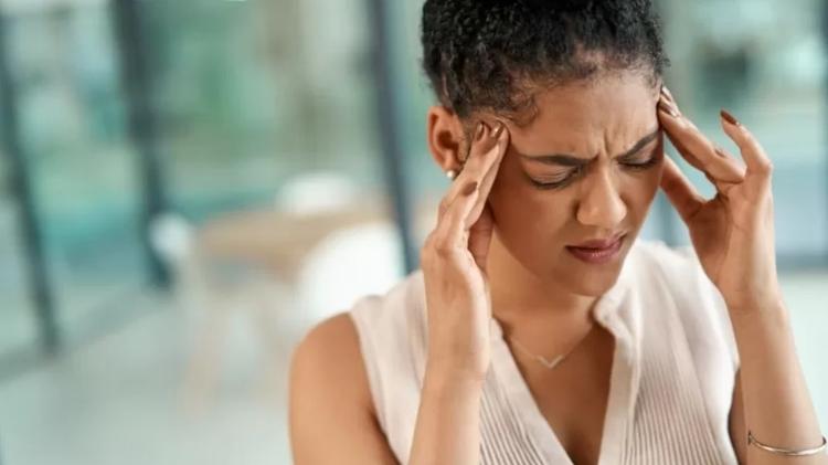 O sintoma mais comum do sangramento cerebral é dor de cabeça intensa e abrupta - Getty Images - Getty Images