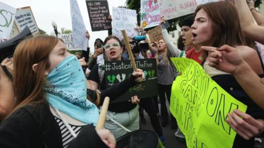 Ativistas antiaborto e feministas protestam em Washington - Getty Images