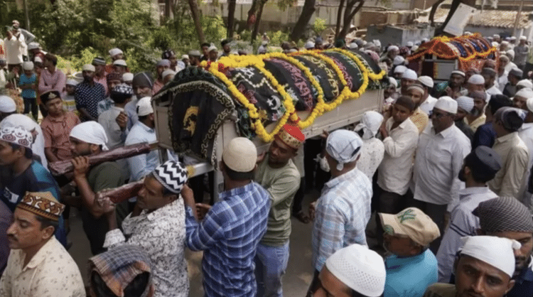 Dezenas de funerais foram realizados em Morbi nesta semana - EPA - EPA