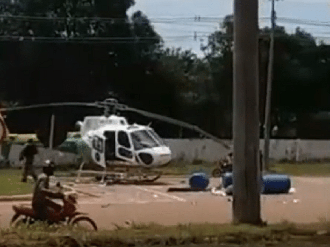 Culpa de quem? Caminhão bate em helicóptero e causa acidente inusitado