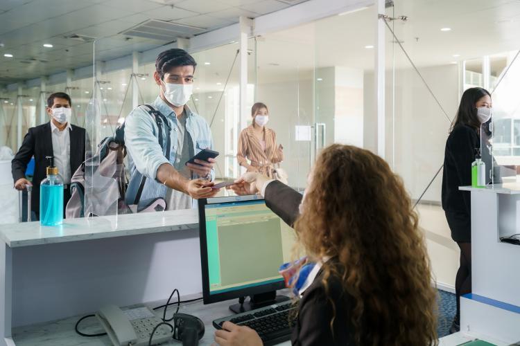 Enquanto o EES coletará a biometria na chegada, o ETIAS, nova autorização de entrada na UE, deverá ser apresentado às autoridades de fronteiras e estará atrelado ao passaporte do viajante