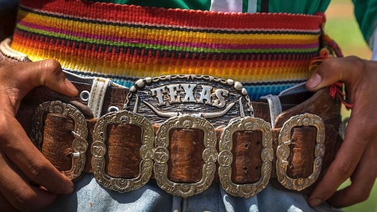 Os rodeios norte- americanos exercem influência direta nos da Amazônia; na foto, detalhe de peão em Curionópolis (PA) - Ricardo Teles - Ricardo Teles