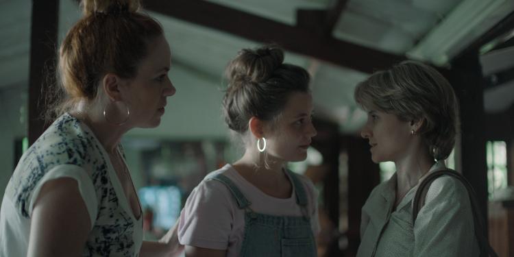 Karine Teles, Maria Clara Strambi e Bianca Comparato na série "João Sem Deus" Karine Teles, Maria Clara Strambi e Bianca Comparato na série "João Sem Deus"