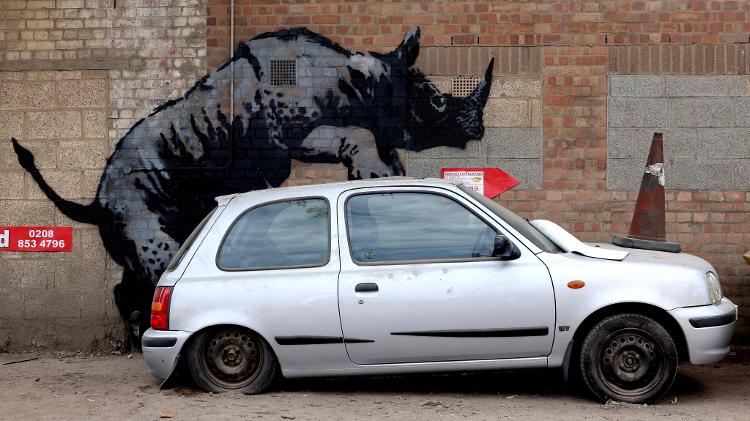 Oitava obra de Banksy a ser divulgada em oito dias retrata um rinoceronte montando um carro em uma parede em Charlton, Londres