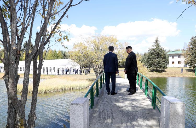 Kim Jong Un em encontro com o então presidente da Coreia do Sul em Samjiyon em 2018