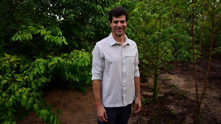 O cofundador da Mombak, Gabriel Silva, posa para uma foto na região amazônica, perto de Mãe do Rio, no estado do Pará