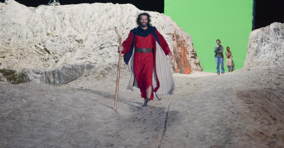 Moisés (Guilherme Winter) aparece durante o episódio do Êxodo, em que se depara com a barreira do Mar Vermelho