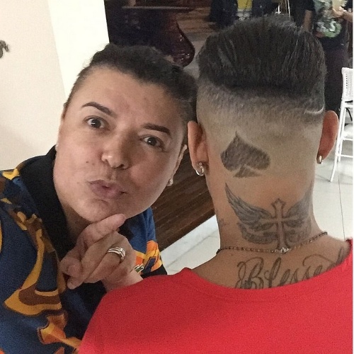 25.jul.2015 - David Brazil mostra o novo corte de cabelo de Neymar no Instagram. O jogador raspou as laterais e a parte de trás da cabeça, mas deixou um desenho em forma de Espadas, um dos quatro naipes do baralho 