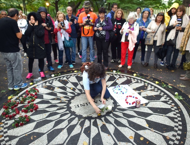 Fãs se reúnem no "Strawberry Fields" para celebrar o aniversário de John Lennon - Timothy A. Clary/AFP