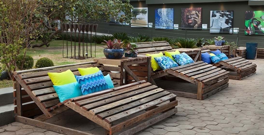 Nos móveis do jardim - Quer dar um toque rústico à área externa? Siga a ideia da paisagista Sinthia Ferrari Pires apresentada no Bosque das Palmeiras, na Casa Cor ES: utilize espreguiçadeiras, mesas laterais e banquetas feitas de madeira reaproveitada e complemente a ambientação com almofadas coloridas | A mostra (www.casacor.com.br) fica em cartaz até 10 de novembro de 2015 - Felipe Araújo/ Divulgação