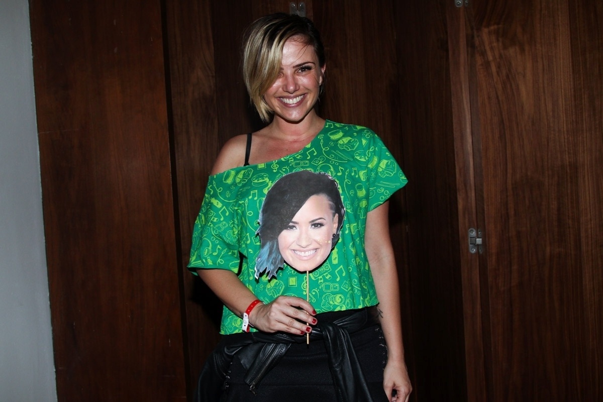 20.out.2015 - A atriz Nathalia Rodrigues faz graça com máscara de Demi Lovato antes do show da cantora para convidados em São Paulo - Manuela Scarpa/Photo Rio News