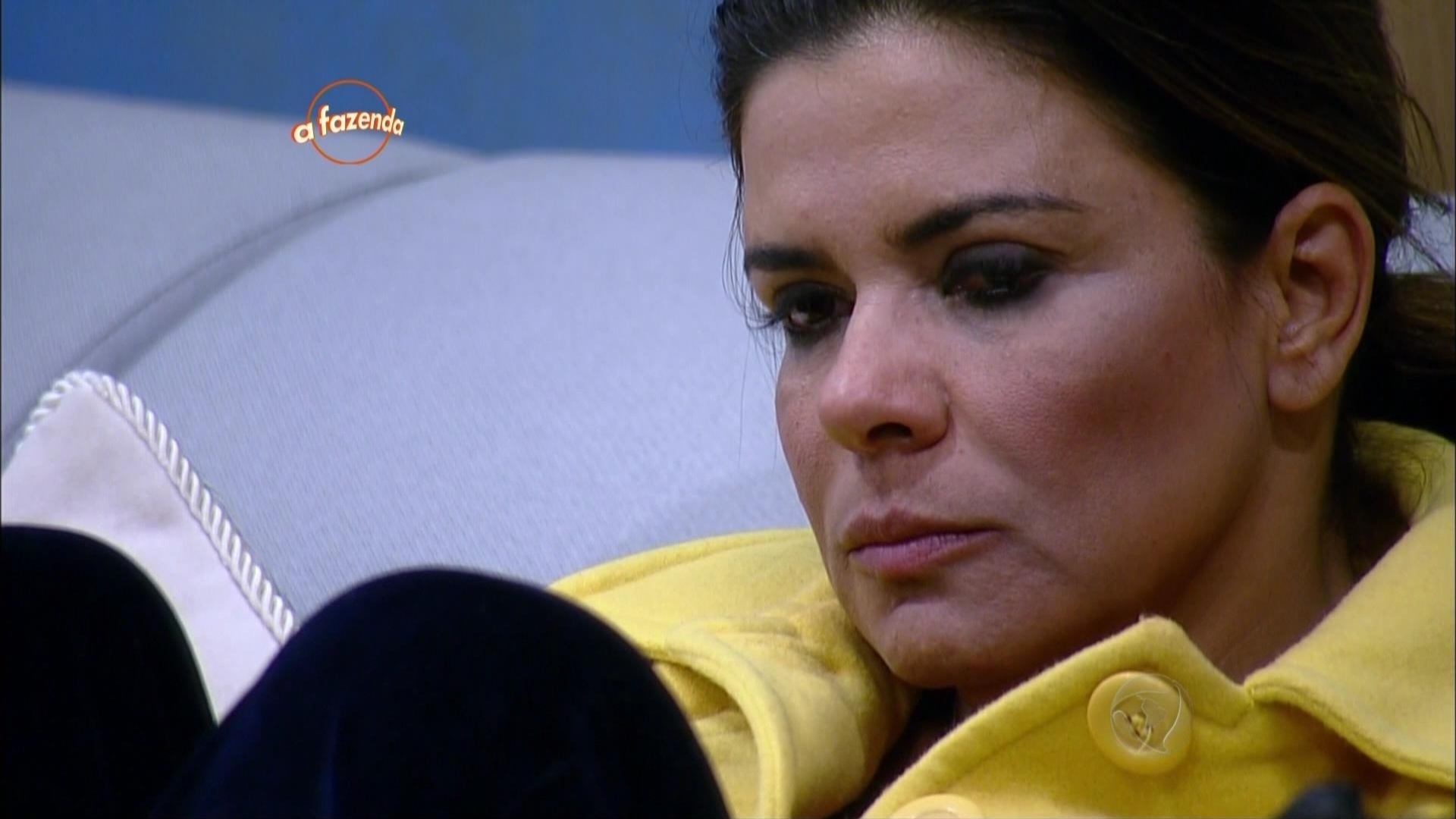 23.out.2015 - Enquanto esperava para realizar a prova da chave, a cantora fechou a cara - Reprodução/Record