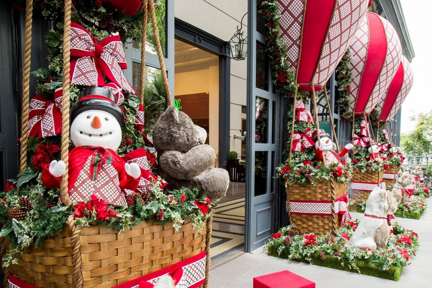 As árvores naturais do Piso Boulevard (a céu aberto) ganham iluminação especial durante o período, assim como a decoração externa das entradas principais, que se acendem ao anoitecer. Onde: Avenida Higienópolis, 618, com entradas alternativas pelas ruas Dr. Veiga Filho 133 e Albuquerque Lins, 1345. - Divulgação