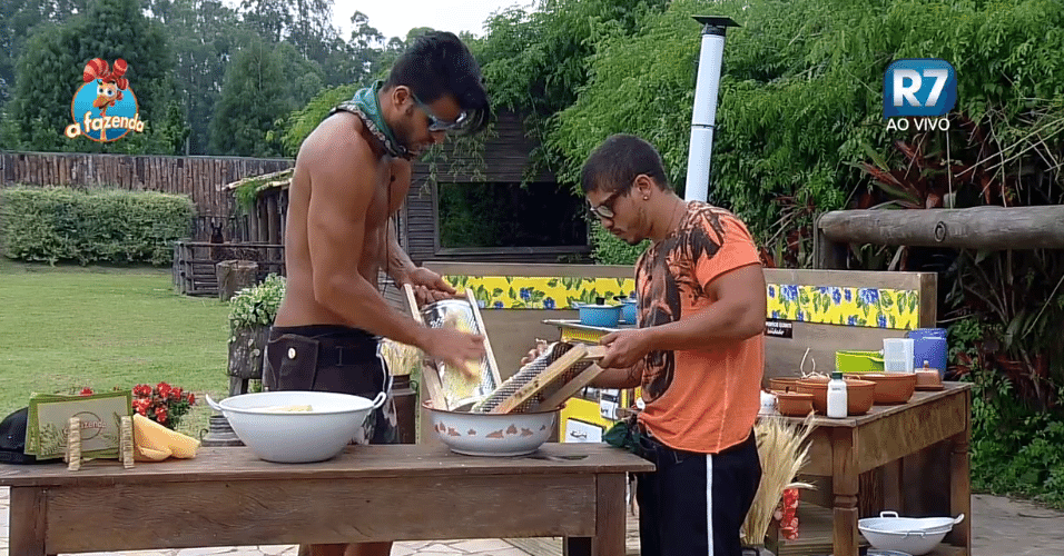 28.nov.2015 - Marcelo e Douglas começaram a ralando os milhos para a preparação do bolo, pamonha e curau