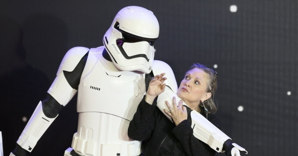 16.dez.2015 - Carrie Fisher interage com stormtrooper